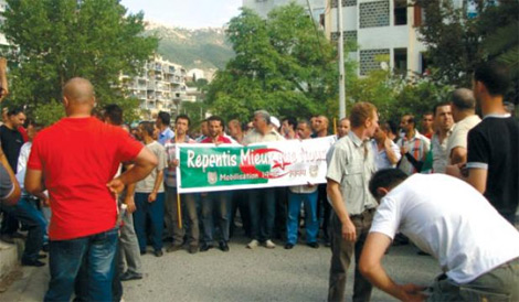 أفراد التعبئة يغلقون مقرات الأرندي والأفالان ببومرداس