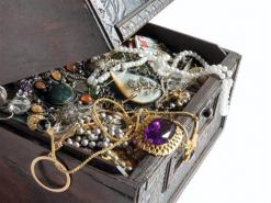 أستاذة جامعية بالعاصمة تقع ضحية سرقة بتواطؤ من جارهاالمجموعة استولت على مجوهراتها و131 مليون سنتيم من منزلها