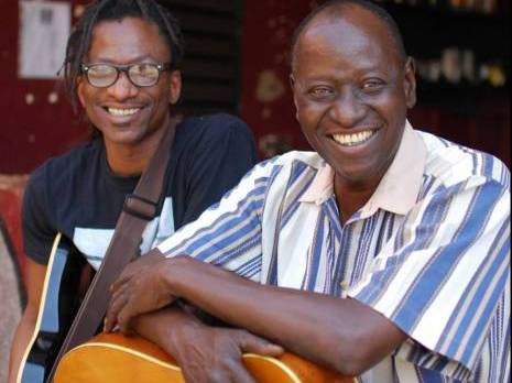 Une cure d'afrobeat sous la lune du SaharaConcert d'Abdoulayé Cissé à Tamanrasset