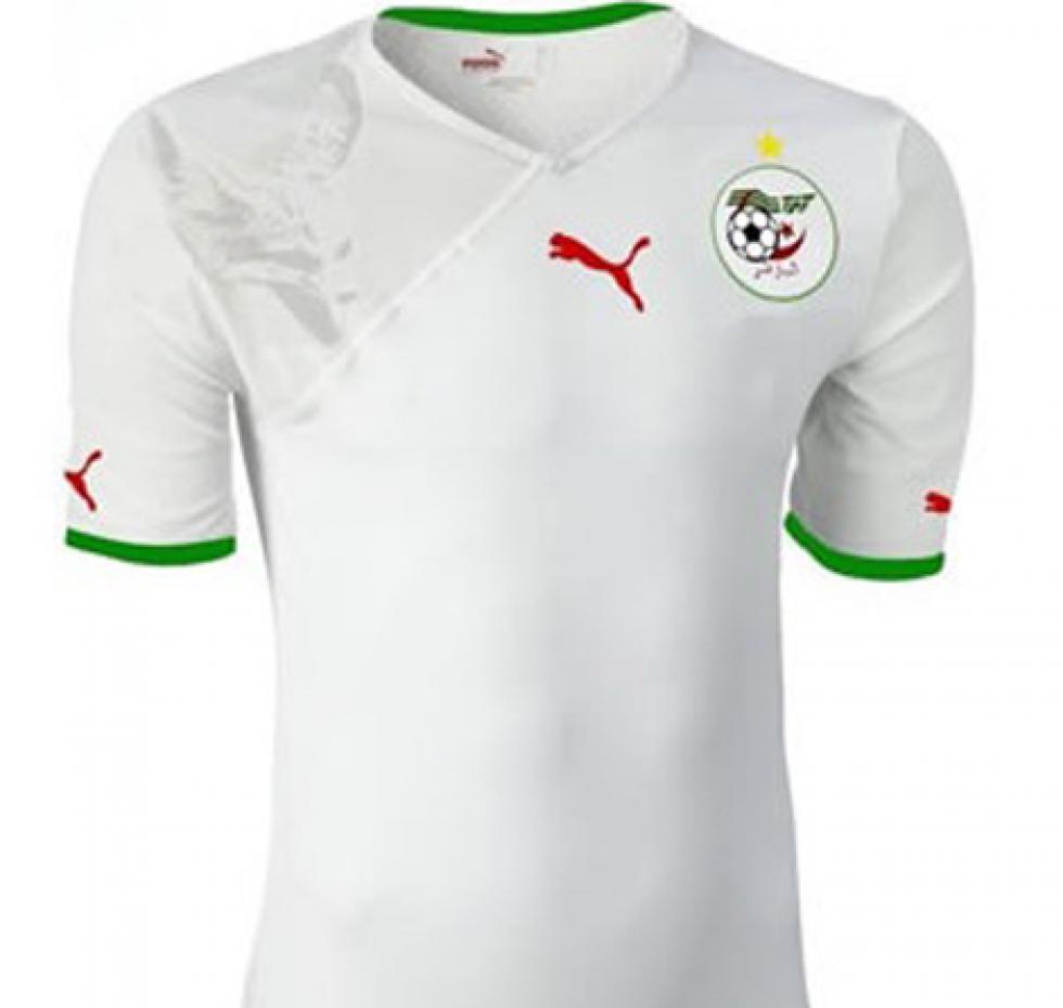 الخضر بالزي الأبيض و بوركسنافاسو بالأخضر