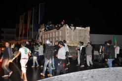 شاحنة نصف مقطورة مكتظة بالأنصار عن آخرها تصنع الحدثمن أجواء وأصداء الاحتفالات بانتصار الخضر من البليدة