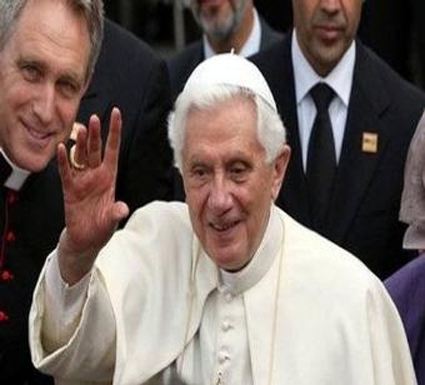 دعا لتوضيح علاقة الإسلام مع العنف ومع العقل                    بابا الفاتيكان يواصل تَهَجُّمَهُ على الدِّين الإسلامي
