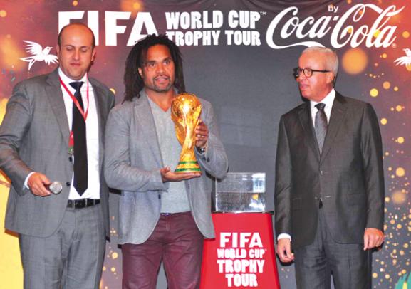 كأس العالم تحطّ رحالها بالجزائر العاصمةكريستيان كاريمبو يقاسم الجزائريين أفراحهم