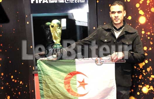 Des Algériens ont pu se prendre en photo avec la Coupe du monde