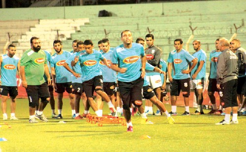 و.سطيف: لونغ يجتمع باللاعبين، يحثهم على الفوز ويطالب بأعلى درجة من التركيز