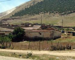 السكن الريفي يلهب حي الصوالحية بعين مليلةقاموا بغلق الطريق الوطني رقم 3 بأم البواقي