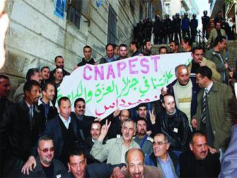 نقابة الكناباست تعتصم في وقفة احتجاجية وتهدد باضراب مفتوحفي ظل تردي أوضاع مديرية التربية في البليدة....