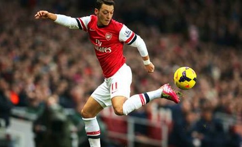 جماهير اليونايتد تسخر من أوزيل وصناعته للأهداف