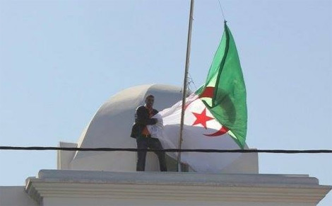 مدنس العلم الجزائري بالدار البيضاء يعترف بجريمته