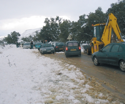 الثلوج تقطع عدة طرق بتيزي وزو والبويرة