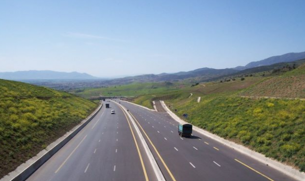 إنجاز ازدواجية الطريق الوطني 26 بالموازاة مع المحور الرابط بين بجاية و البويرة