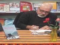 Hakim Laâlam a dédicacé son roman Rue sombre au 144 bis à la librairie Cheikh