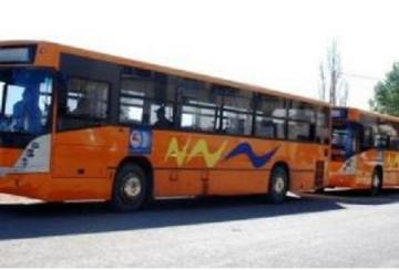 حافلتان لامتصاص غضب طلبة المركز الجامعيقاموا بغلق المركز الجامعي بالبيض