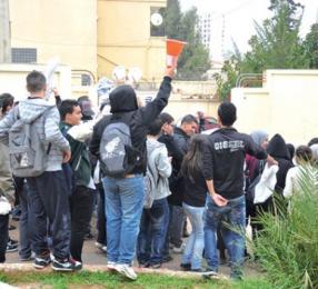 تلاميذ ثانوية تيزي نتلاثة يضربون عن الدراسة والعملبسبب غياب التدفئة بالمؤسسة بتيزي وزو