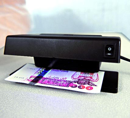 بعد أقل من أسبوع من حجز 10 ملايين ببنك باريبا الفرنسي بعنابة                    أموال مزورة بالبنك الوطني الجزائري