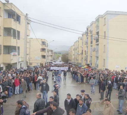 بينما برمجت مسيرة احتجاجية في مدينة تيزي وزو في الأيام المقبلة سكان فريحة يخرجون في مسيرة حاشدة للتنديد بالاختطافات