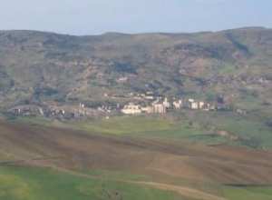 سكان قرية أولاد حمى المنسية يعانون في صمت ببرج بوعريريجوصفوا أنفسهم ب شعب طيّب لم ينل استقلاله بعد