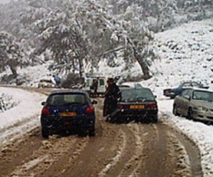 قطع عدة طرق وطنية : الثلوج تعزل ولايتي تيزي وزو والبويرة