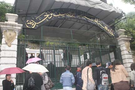 طلبة قسم اللغة الانجليزية يهدّدون بالزحف إلى الجامعة المركزية