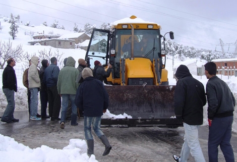 إجلاء 8 عائلات حاصرتها الثلوج بقمة أصوال بالقرب من تيكجدة بالبويرة