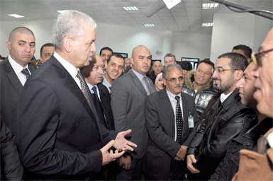 سلال يدعو من غليزان إلى محاربة البيروقراطية والرشوة ويؤكد