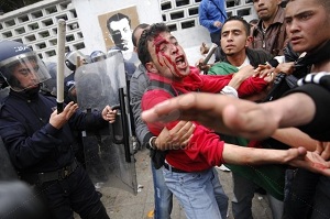 جرحى في مشادات عنيفة وحرق منازل ومقرات رسمية بغرداية