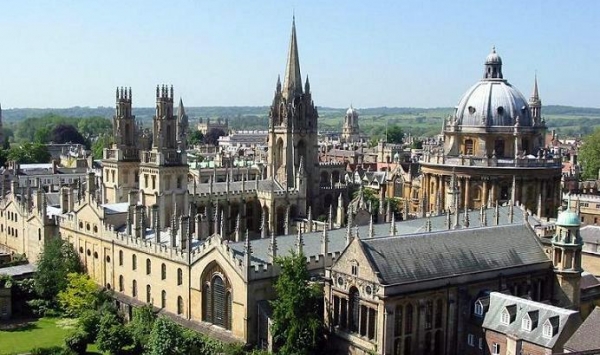 اجراءات لتسهيل تنقل الطلبة الجزائريين الى انكلترا لإتمام الدراسة ..واتفاق جزائري بريطاني لتكوين 8 الاف استاذ في الانجليزية