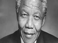 Un portrait géant accroché à la façade de la mairie