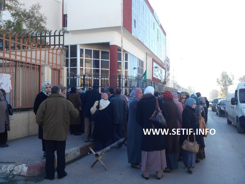 Protestations devant le siège de la Direction de l'Education Nationale