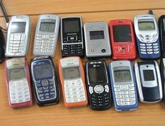 القبض على مغترب حاول تهريب 30 هاتفا نقالا من مطار سطيف