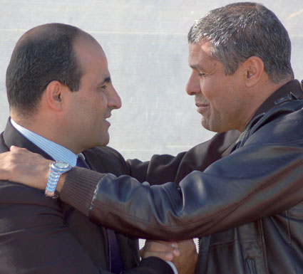 بعد عملية الاعتداء على حافلة مولودية وهران                    الرئيس مدوار يندد ويعتذر للحمراوة