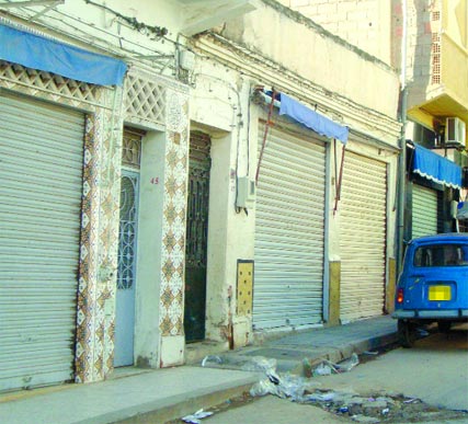 محاولتان للسطو على الطريقة الهوليودية بمعسكر وزهانة                    فتاة في الـ20 تهاجم صائغا بغاز مسيل للدموع وخنجر