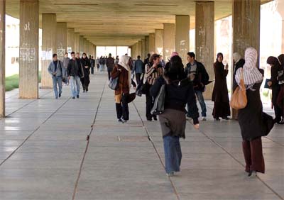 Cinq étudiants bloquent l'accès de l'université Ziane-Achour