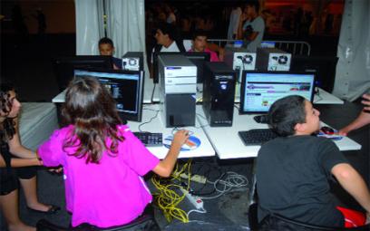 Les enfants en quête d'activités artistiques distractives