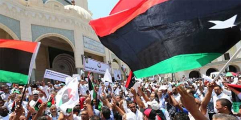 عشرات المحتجين الليبيين يغلقون عدداً من مقرات الدولة بما فيها رئاسة الحكومة