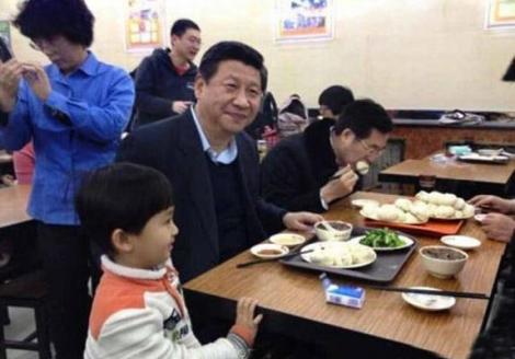 الرئيس الصيني يظهر في مطعم ويتواصل مع الزبائن