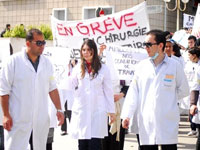 طالبوا برحيل كل من مديري مستشفى عين امناس وإليزي.. إليزي/ مواطنون يحتجون أمام مقر الولاية تنديدا بتدهور أوضاع قطاع الصحة