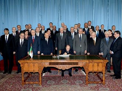 Le président de la République signe la loi de finances 2014