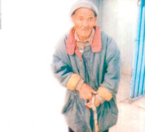 يتخذ من مداخل العمارات مأوى له منذ سنوات                    مجاهد من سوق أهراس يعيش على صدقات المحسنين