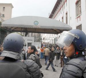 احتجاجا على نقل طالبات إلى إقامة دوار بلقايد                    آلاف الطلبة يغلقون جامعة إيسطو بوهران