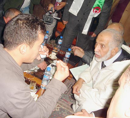 احتجاجات رافقت لقاءه بمناضلي الأفالان بباتنة                    بلخادم يغازل زروال ويطالب فرنسا بالاعتذار عن جرائمها