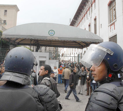 احتجاجا على نقل طالبات إلى إقامة دوار بلقايد                    آلاف الطلبة يغلقون جامعة إيسطو بوهران