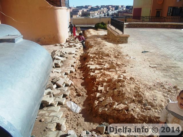 تسرّب المياه يهدد المباني و السكان بحي محمد بن لبيض بالجلفة