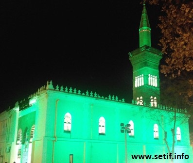 Façades de la mosquée El Atik illuminées