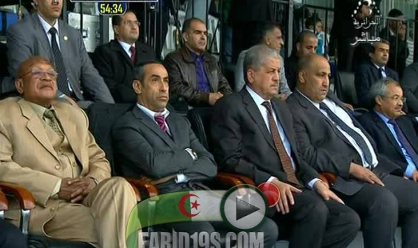 سلال يسلم الكأس الممتازة لقائد فريق اتحاد العاصمة