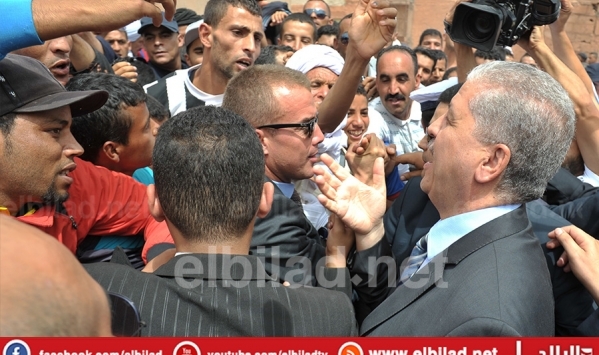 مواطنون يستقبلون الوزير الأول بالاحتجاجات في مستغانم و الهتاف