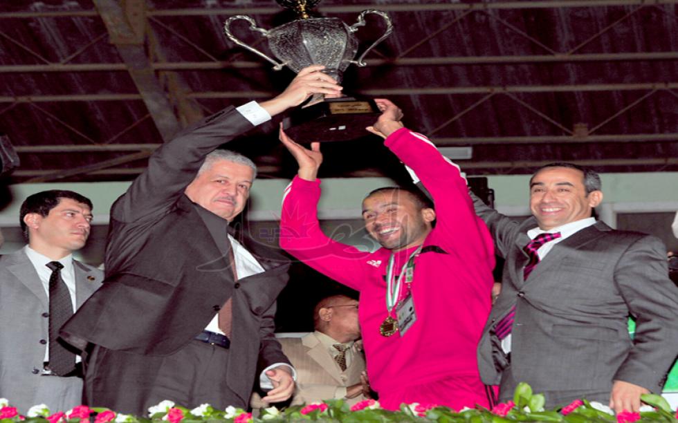 سلال أشرف على تسليم الكأس لقائد فريق اتحاد العاصمة