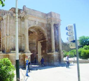 في غياب مشاريع تنموية توفر مناصب شغل بتبسة                    التهريب وتجارة الأرصفة يلقيان بإرث حضاري في سلة المهملات