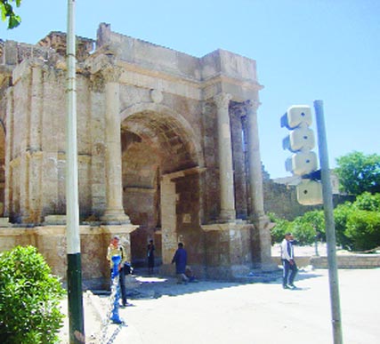 في غياب مشاريع تنموية توفر مناصب شغل بتبسة                    التهريب وتجارة الأرصفة يلقيان بإرث حضاري في سلة المهملات