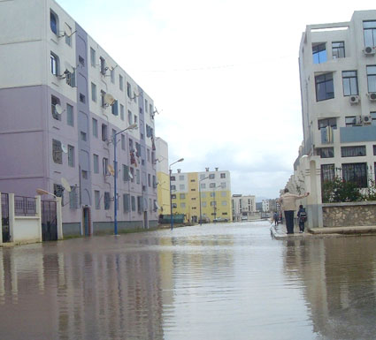 أمطار طوفانية تغمر 23 حيا وتحاصر 12 مؤسسة تعليمية بالطارف                    20 ألف تلميذ لم يلتحقوا أمس بمقاعد الدراسة